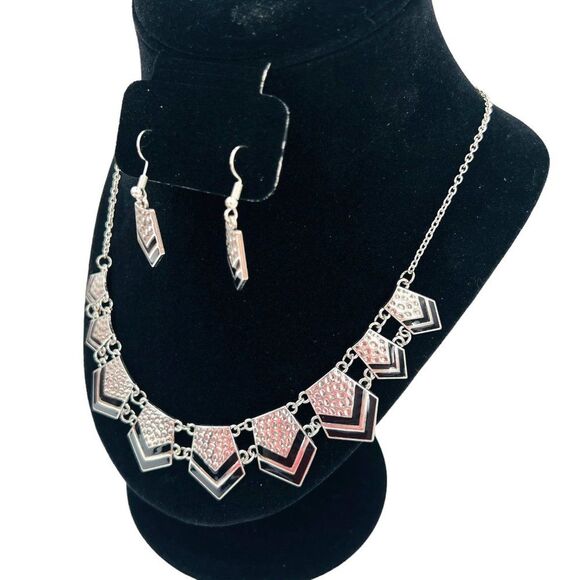 Hammered Silver-Tone Geometric Black Striped Necklace & Earring Set - Picture 7 of 14